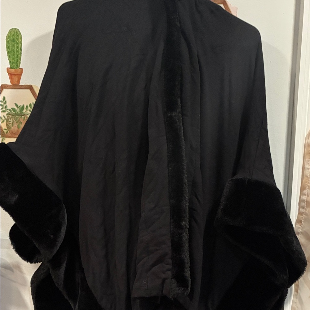 Elegant Black Faux Fur Trim Cape